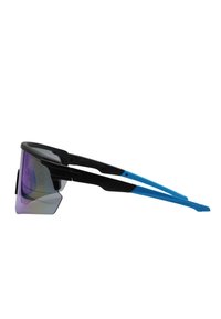 Occhiali da sole con una grande montatura nera angolare, astine blu e lenti viola sfumate, progettati per un'estetica sportiva e funzionale.