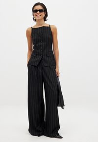 NA-KD Liemenė - black/white stripe