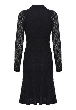 Svart spetsklänning med långa ärmar, hög halsringning, åtsittande bodice och utsvängd kant. Har intrikata spetsmönster och texturerad yta.