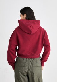 Tommy Jeans VARSITY HOODIE - Felpa - red carpet