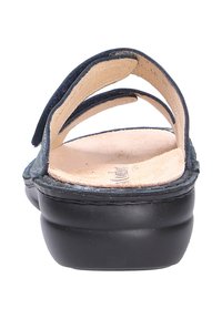 Sandali neri con più cinturini, dotati di una soletta in pelle naturale e di una suola spessa in gomma, progettati per il comfort e la stabilità.