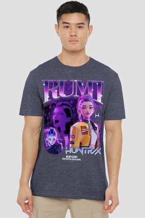 Junger Mann trägt ein dunkelgraues T-Shirt mit animierten Figuren und den Texten "RUMI", "HUNTRX" und "KPOP DEMON HUNTERS" in violetten Farbtönen.