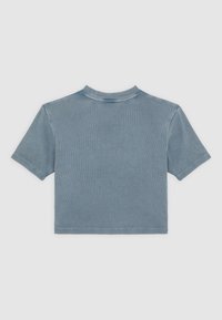 T-shirt cropped in morbido tessuto a costine blu chiaro, con maniche corte e scollatura tonda, caratterizzato da una superficie liscia e un design minimalista.