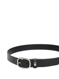 Sort læderbælte med en sølvmetal spænde. Har et logomærke med røde og blå accenter. Glat tekstur og justerbart design.
