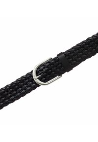 Cinturón de cuero trenzado negro con una hebilla de metal plateada y un soporte de cuero negro. La textura del cinturón es trenzada, ofreciendo un diseño único.