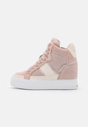High-Top-Sneaker aus pinkem Wildleder und cremefarbenem Leder mit weißer dicker Sohle, Schnürsenkeln und dezenten Glitzer-Details, Seitenansicht.