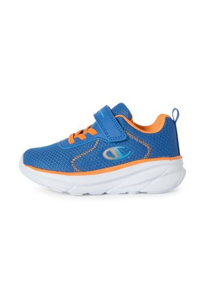 Blauwe en oranje kindersneaker met meshstof, klittenbandsluiting, oranje veters, merklogo en dikke witte zool.