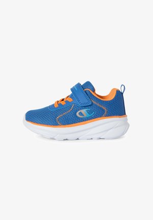 Niebiesko-pomarańczowy dziecięcy sneaker z siateczkowej tkaniny, paskiem na rzep, pomarańczowymi sznurówkami, firmowym logo i grubą białą podeszwą.