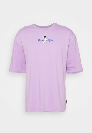 Lawendowy t-shirt z krótkim rękawem z małą grafiką maskowanego cheruba i niebieskim tekstem "Never Again" na piersi.