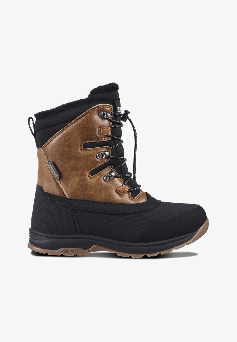 Botas de invierno aisladas en negro y marrón con parte frontal con cordones, suela impermeable y forro de forro polar, diseñadas para climas fríos y uso al aire libre.