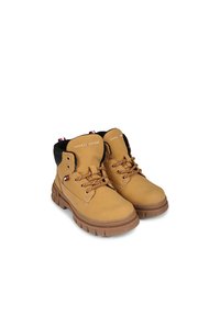 Bruine leren enkellaarzen met zwarte accenten, ronde neuzen, metalen oogjes en getextureerde rubberen zolen. Beschikt over een vetersluiting en merkaanduiding.