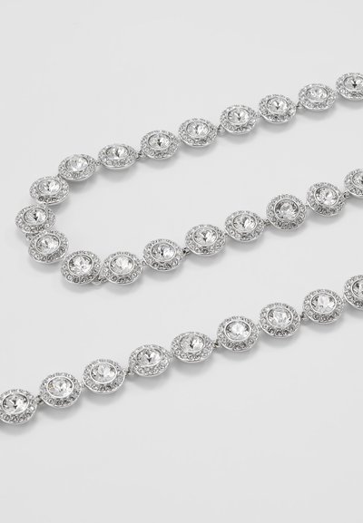Collier en argent ton sur ton mettant en valeur des pierres précieuses circulaires transparentes serties dans des accents métalliques détaillés, alternant avec des maillons métalliques lisses.