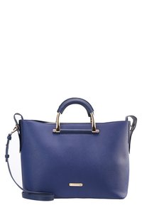 Modrá kožená kabelka se strukturovaným designem, dvojími možnostmi nošení, zlatými kovovými detaily a odnímatelným ramenním popruhem.