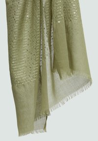 Écharpe vert clair avec une texture transparente, dotée de rayures horizontales de paillettes et de bouts frangés pour plus de détail.