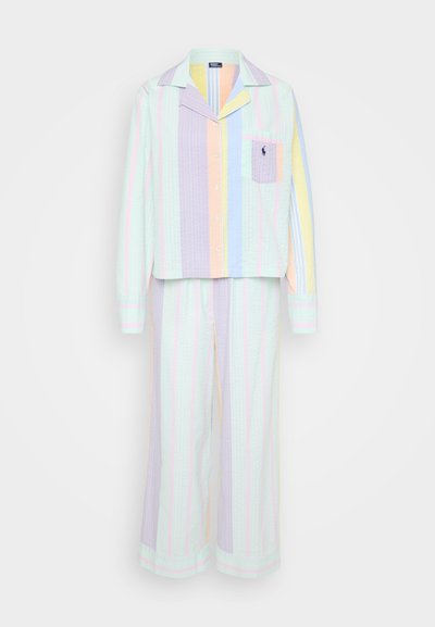 Pánský pyžamo set skládající se z košile s krátkým rukávem na knoflíky a širokými kalhotami. Vyrobeno z texturované tkaniny s pastelovými vertikálními pruhy v mátové, levandulové a žluté barvě.