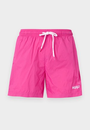 Világos rózsaszín fürdőnadrág gumis derékkal és fehér húzózsinórral, a bal lábszáron "HUGO" logóval.