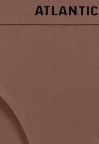 Brązowa bawełniana bielizna o jednolitym wzorze, z elastycznym pasem w talii z nadrukiem "ATLANTIC" w kolorze czarnym oraz gładką fakturą.