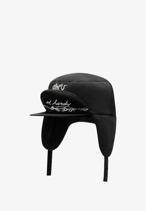 Chapeau matelassé noir avec une visière frontale, des rabats d'oreille et un motif brodé portant le texte "ed hardy" ainsi qu'un motif décoratif sur le côté.