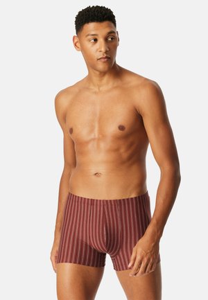 Rot-weiße gestreifte Boxershorts aus weichem Stoff, mit einem bequemen Bund und einem figurschmeichelnden Design.