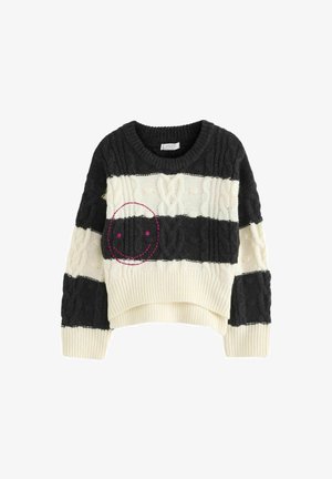 Gestreifter, schwarz-creamfarbener, kurz geschnittener Pullover mit Kabelstrickstruktur und rundem Ausschnitt. Ein pinkfarbener, bestickter Smiley-Schriftzug ziert die Vorderseite.