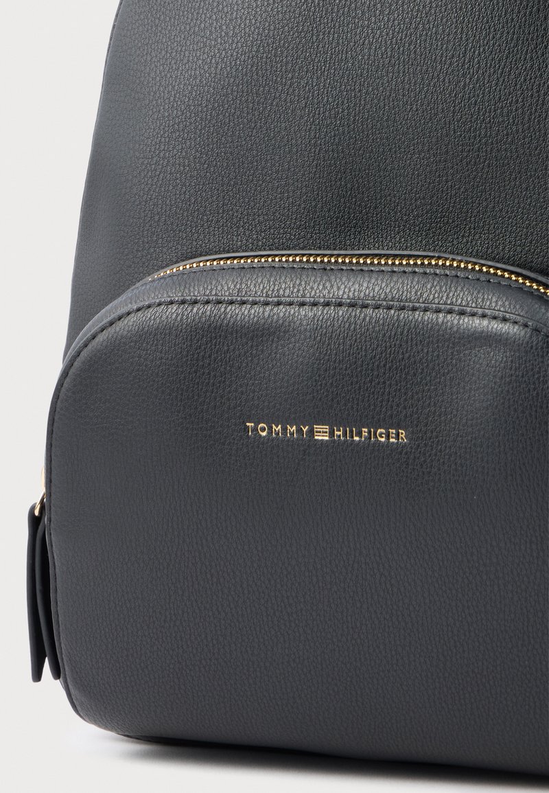Tommy Hilfiger METALLIC LOGO PEBBLE GRAIN BACKPACK - Turistický batoh - black