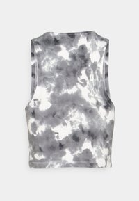 Top cropped tie-dye cinza e branco com decote redondo e cavas largas. Tecido suave com bordas costuradas.