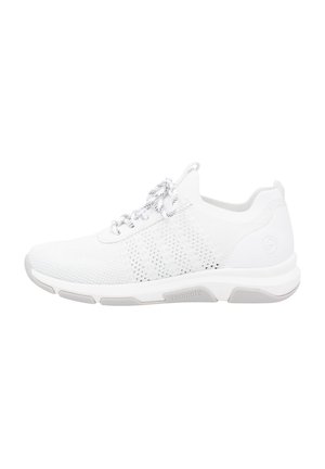 Weiße Sportschuh mit Mesh-Obermaterial, strukturierten Details und runden Schnürsenkeln. Verfügt über eine gepolsterte Sohle und dezente Markenkennzeichnung an der Ferse.