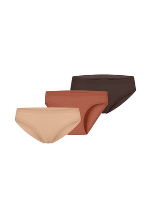 Tre sømløse bikini-underbukser i beige, terrakotta og mørkebrun arrangeret på række på en hvid baggrund.