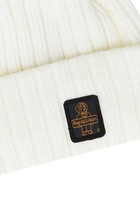 Berretto lavorato a maglia bianco a coste con un'etichetta nera che presenta un'illustrazione di un cane arancione e il testo "RefrigiWear". Design classico per il calore.