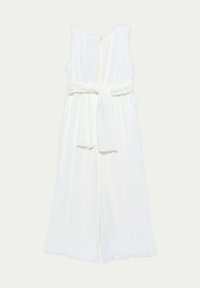 Jumpsuit bianco plissettato con un corpetto aderente, gamba larga e una cintura da annodare in vita. Presenta una discreta chiusura con cerniera sul retro.
