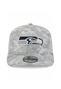 Grauer Camouflage-Baseballcap mit flachem Schirm, ausgestattet mit einem aufgestickten, erhabenen Logo der Seattle Seahawks auf der Vorderseite. Verstellbare Passform.