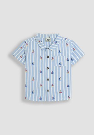 Korte mouw knoopjesoverhemd met verticale blauw-witte strepen en kleine zeilbootpatronen in rood, geel en blauw. Textuurstof.