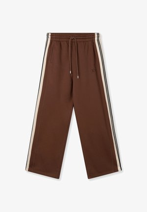 Bruine joggingbroek met een elastische tailleband en trekkoord, voorzien van crèmekleurige zijstrepen en zwarte accenten, gemaakt van zacht katoen.