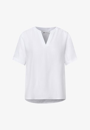 Blusa blanca de manga corta con escote en V y cuello redondo, diseño sencillo y dobladillo ligeramente curvado.