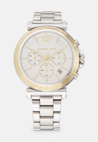 Orologio rotondo Michael Kors in argento e tonalità oro con quadrante bianco, tre sottocronografi, display della data e bracciale in metallo a maglie.