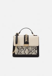 Sac structuré avec un dessus beige, des accents noirs et un panneau avant en faux cuir texturé serpent. Quincaillerie dorée et une bandoulière décorative en chaîne.