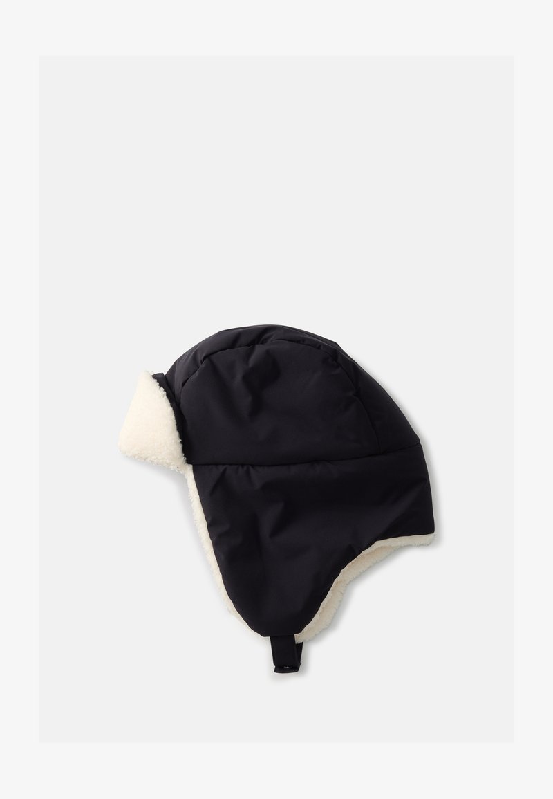Gorra acolchada negra con forro y ribete de piel sintética color crema. Cuenta con una correa para el mentón que asegura un ajuste firme. Diseño curvado con solapas que cubren las orejas.