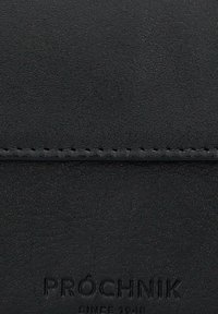 Czarny skórzany portfel z teksturowanym wykończeniem i wytłoczonym logo. Szyte detale podkreślają design. Minimalistyczny i kompaktowy kształt.