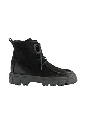 Schwarze Knöchelstiefel aus strukturiertem Wildleder mit einer Gummisohle. Sie verfügen über runde Schnürsenkel, einen leicht erhöhten Absatz und eine Zuglasche hinten.