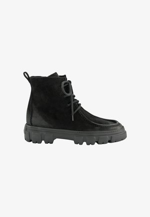 Botas negras hasta el tobillo, hechas de ante texturizado con suela de goma. Presentan cordones redondos, un tacón ligeramente elevado y una lengüeta en la parte posterior.