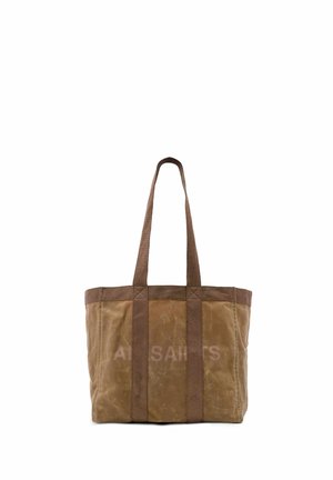 Brun lærredstaske med lange håndtag og forstærkede lodrette stropper, med subtil tekst foran, sat mod en hvid baggrund.