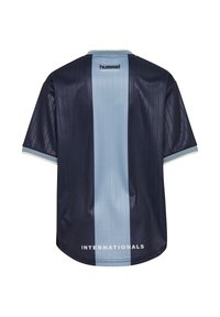 Mörkblå sporttröja med en ljusblå vertikal rand och svag textur. Har vit "INTERNATIONALS"-tryck och varumärkeslogotyp på baksidan.