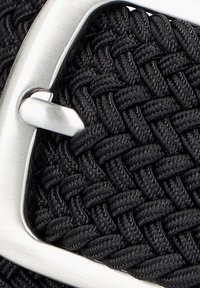 Czarny pleciony pasek z tkaniny z metaliczną srebrną klamrą o prostokątnym kształcie, gładką fakturą i wyraźnymi detalami szwów.