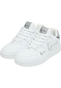 Hvite sneakers i glatt lærmateriale, perforert tå, avrundet form og grå detaljer på tungen. Har signaturer på siden.