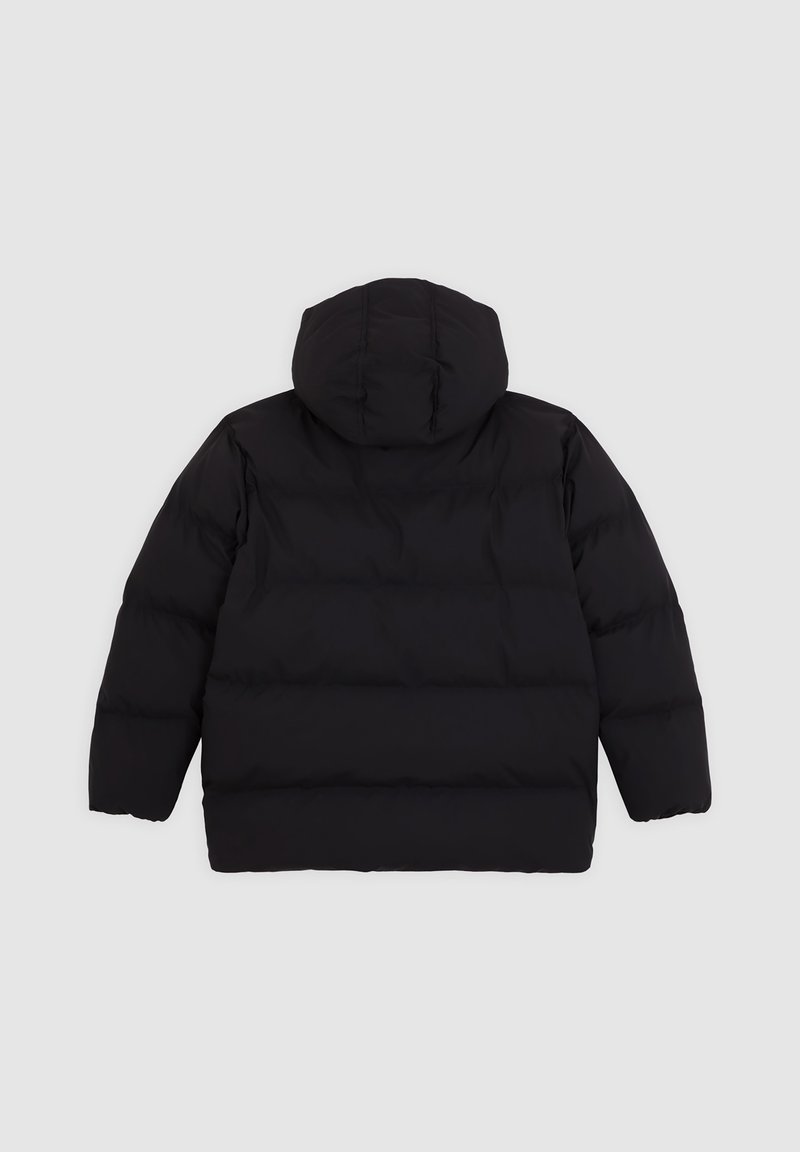 Chaqueta de plumas negra con capucha, que presenta un diseño acolchado y una textura suave. La parte trasera es lisa, sin detalles ni acentos adicionales.