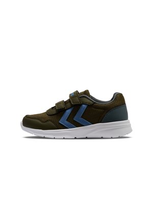 Buty sportowe w kolorze oliwkowej zieleni z niebieskim logo w kształcie jodełki, dwoma paskami na rzep, cholewką z siateczki, szarą piętą i białą podeszwą, widok z boku na białym tle.