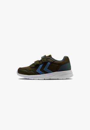 Olivengrøn sneaker med blåt chevron-logo, to velcro-remme, mesh-overdel, grå hæl og hvid sål, set fra siden på hvid baggrund.