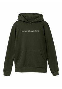 Zielona oliwkowa bluza z kangurzym kieszonką, z napisem "UNDISCOVERED" wydrukowanym na białym tle na piersi, wykonana z miękkiego materiału.
