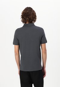 Kullgrå polo-skjorte med korte ermer og krage, laget av mykt bomullsmateriale, med rett hem og minimalistisk design.