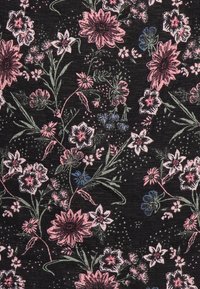 Černá tkanina s květinovým vzorem, který obsahuje růžové, bílé a modré květy; texturovaný povrch se zelenými stonky a malými puntíky.